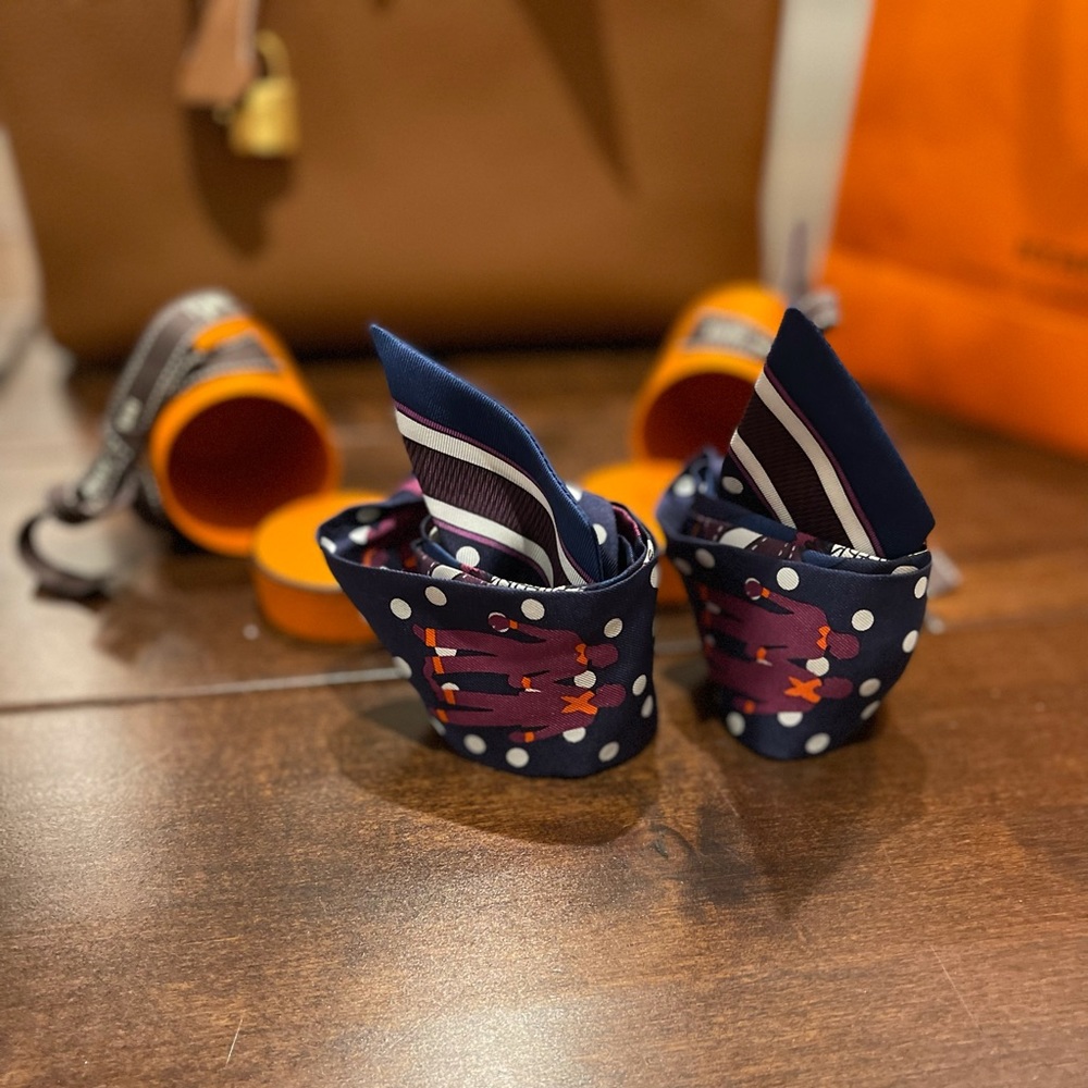 Hermès Silk Les Nouveaux Amoureux de Paris Twilly authentic!